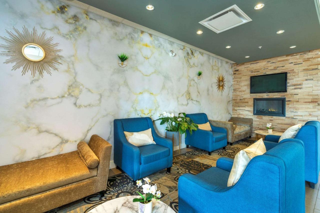 Comfort Inn & Suites Суррей Экстерьер фото