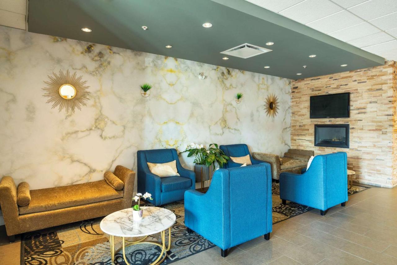 Comfort Inn & Suites Суррей Экстерьер фото