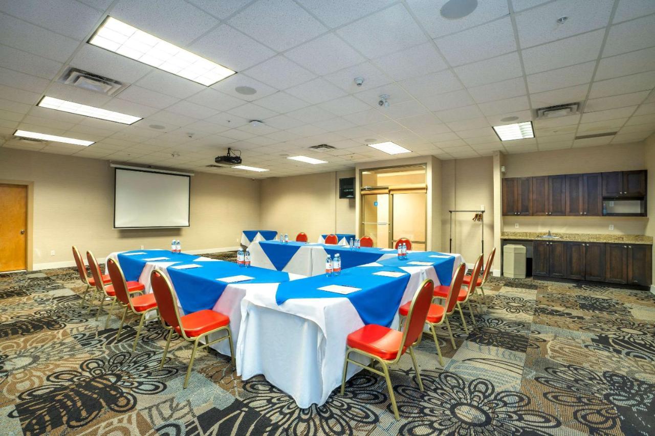 Comfort Inn & Suites Суррей Экстерьер фото