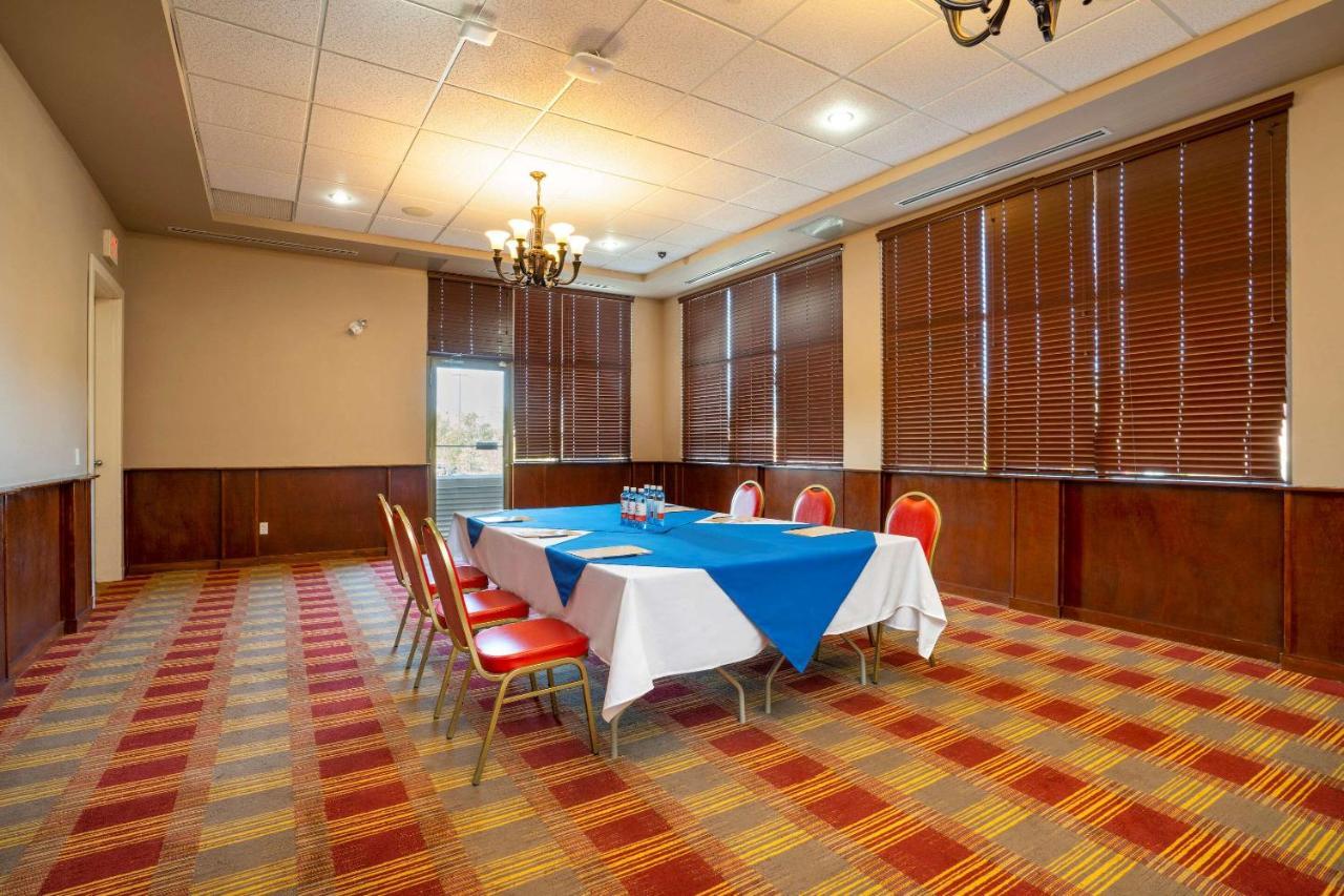 Comfort Inn & Suites Суррей Экстерьер фото