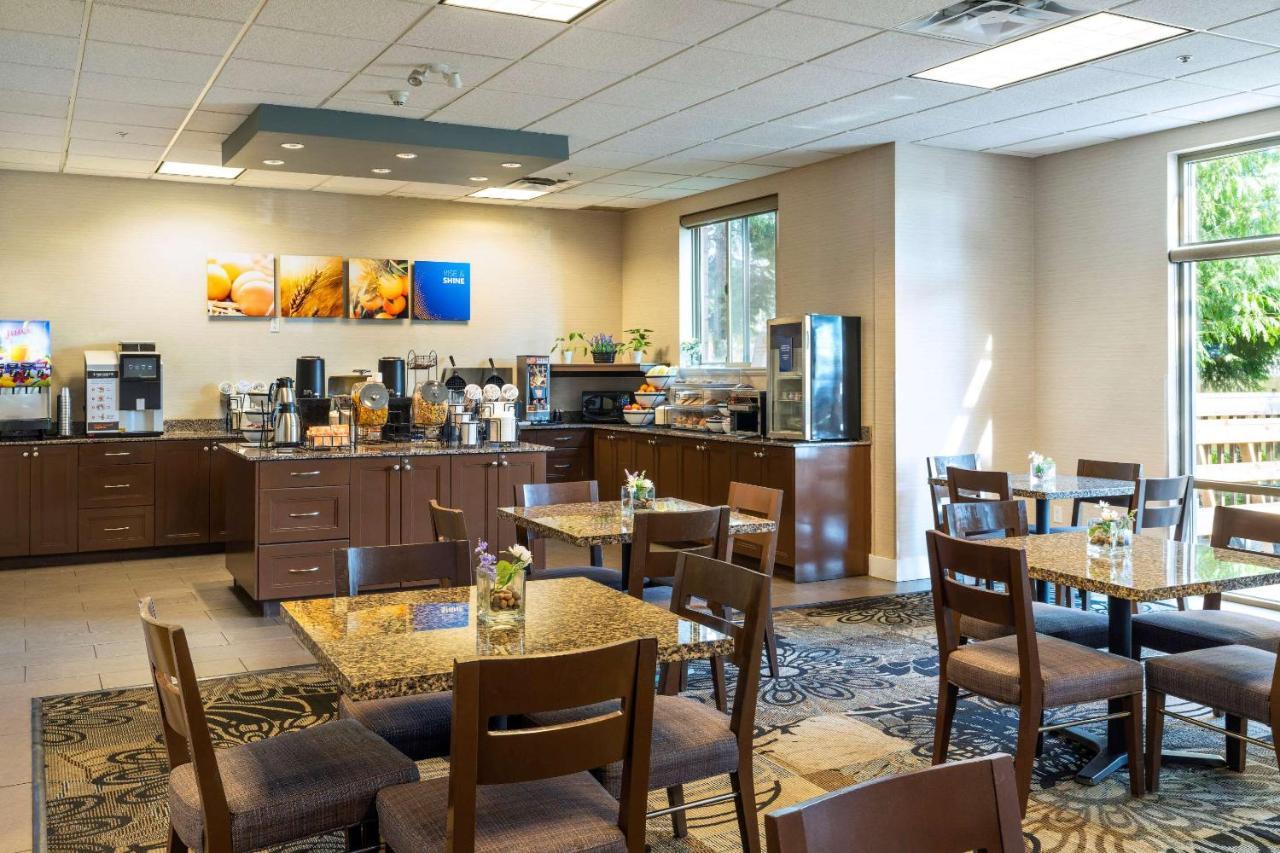 Comfort Inn & Suites Суррей Экстерьер фото