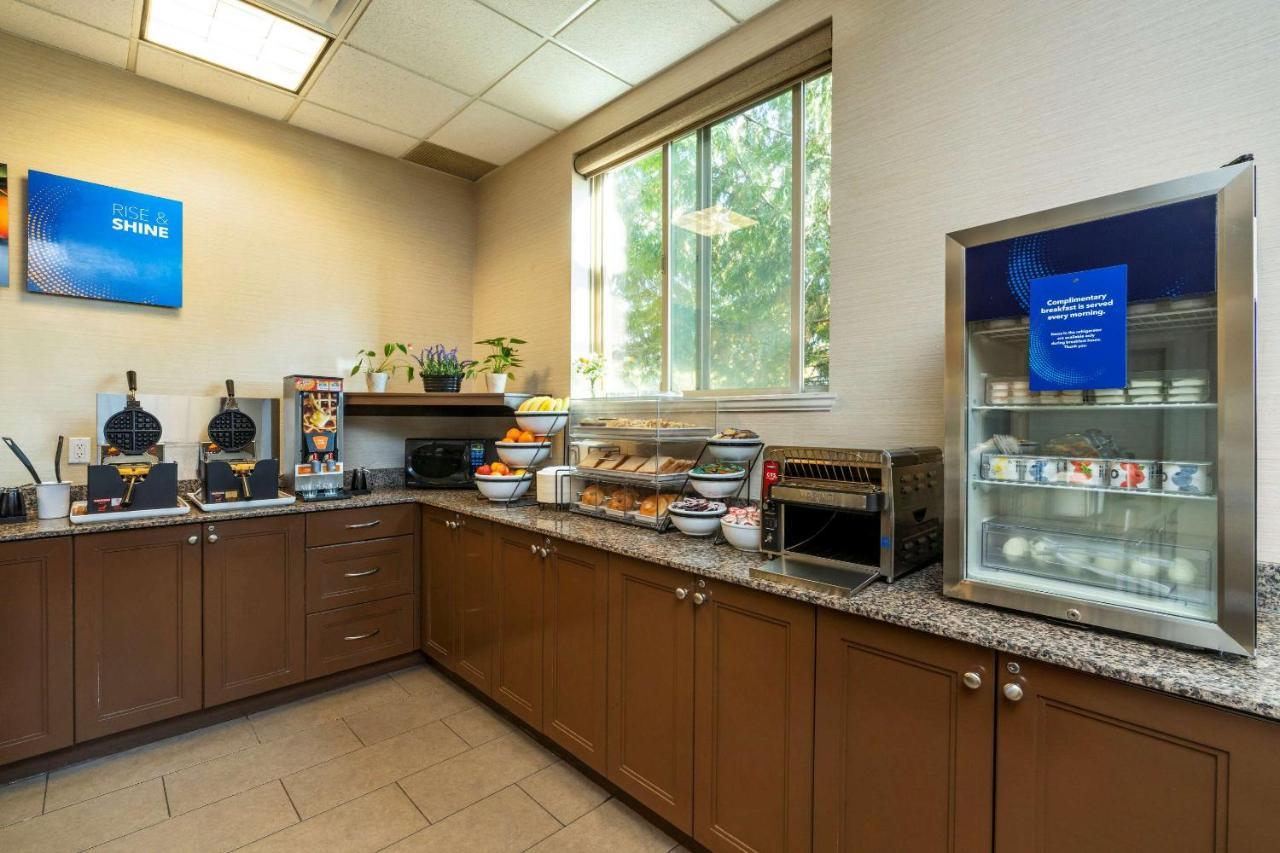 Comfort Inn & Suites Суррей Экстерьер фото