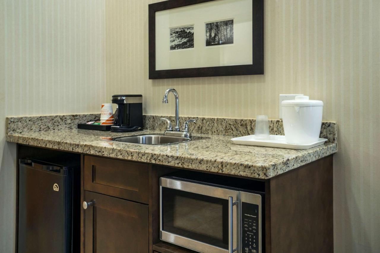 Comfort Inn & Suites Суррей Экстерьер фото