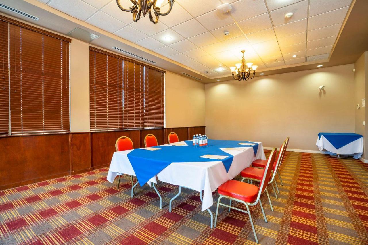 Comfort Inn & Suites Суррей Экстерьер фото