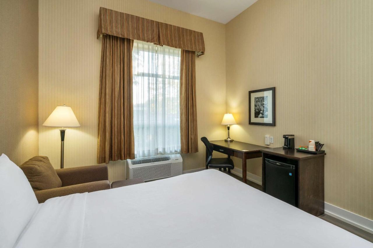 Comfort Inn & Suites Суррей Экстерьер фото