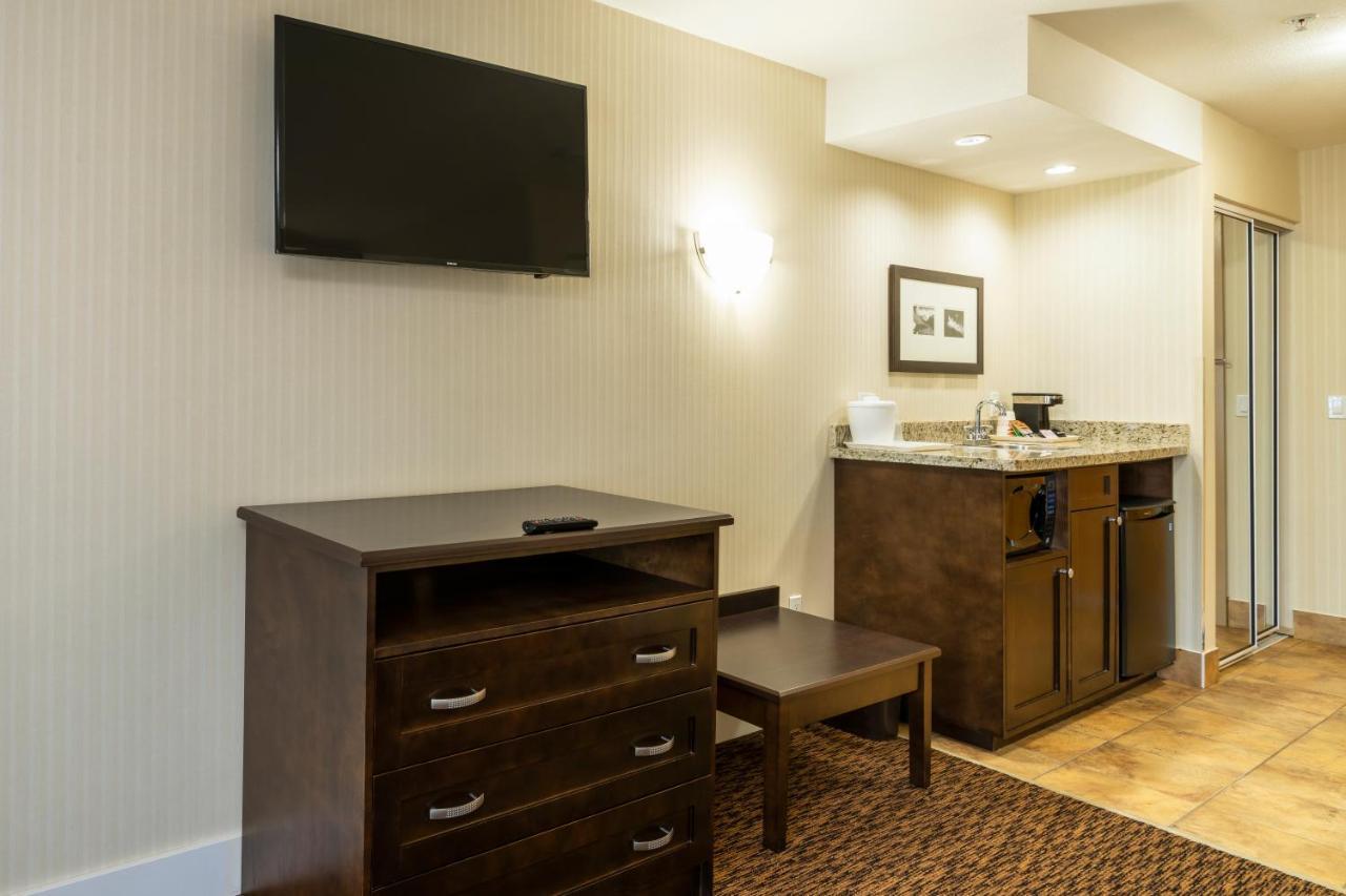 Comfort Inn & Suites Суррей Экстерьер фото